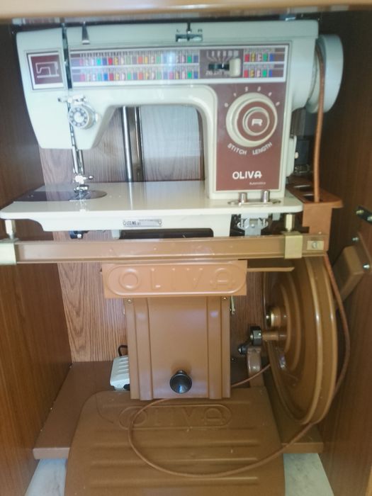Máquina de costura e bordados - Oliva CL 920