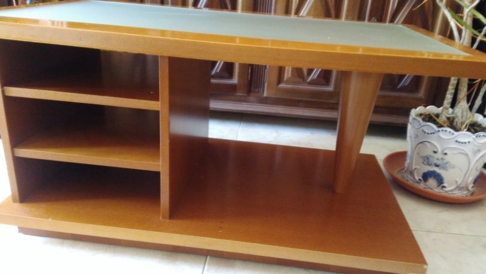 Mesa de centro com tampo em vidro