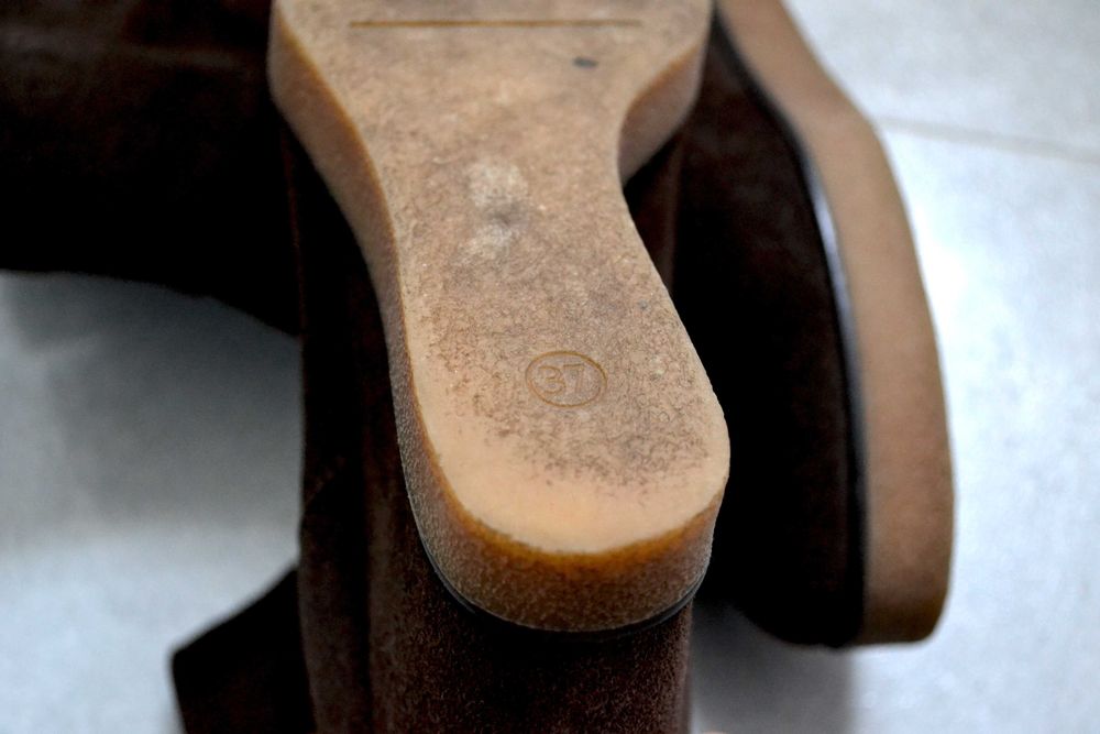 Zamszowe botki na koturnach Lasocki