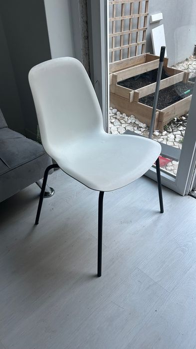 Kit 4 Cadeiras Brancas, Design Moderno, Pés Pretos - Ótimo Estado