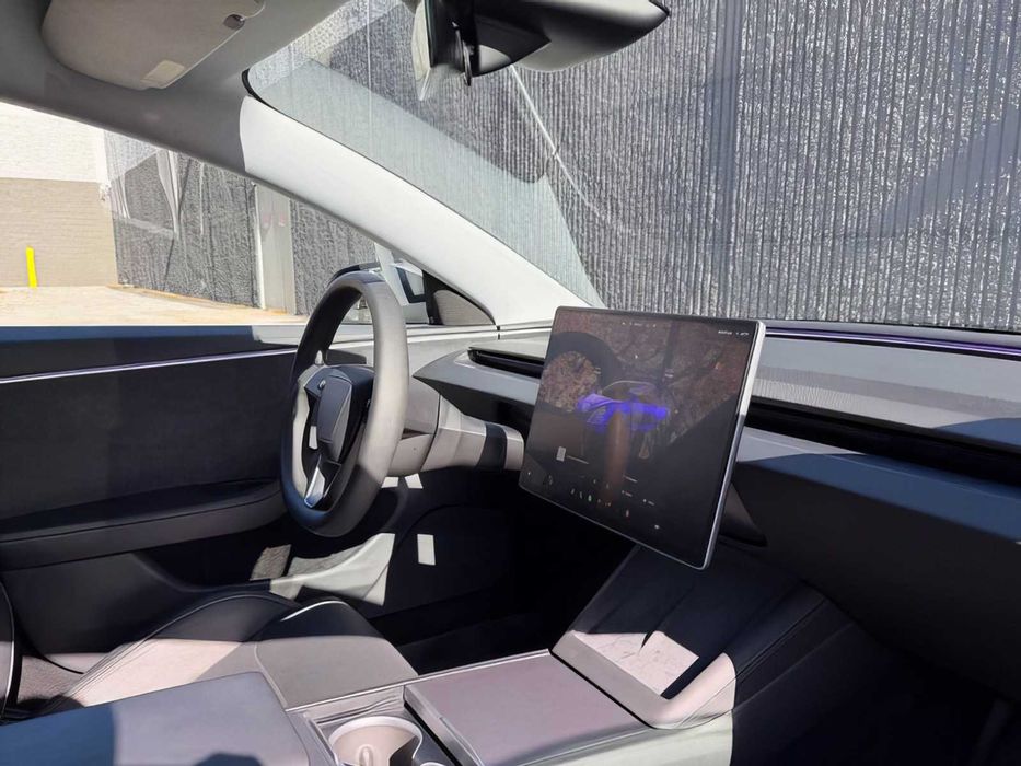 Tesla Model 3      2024