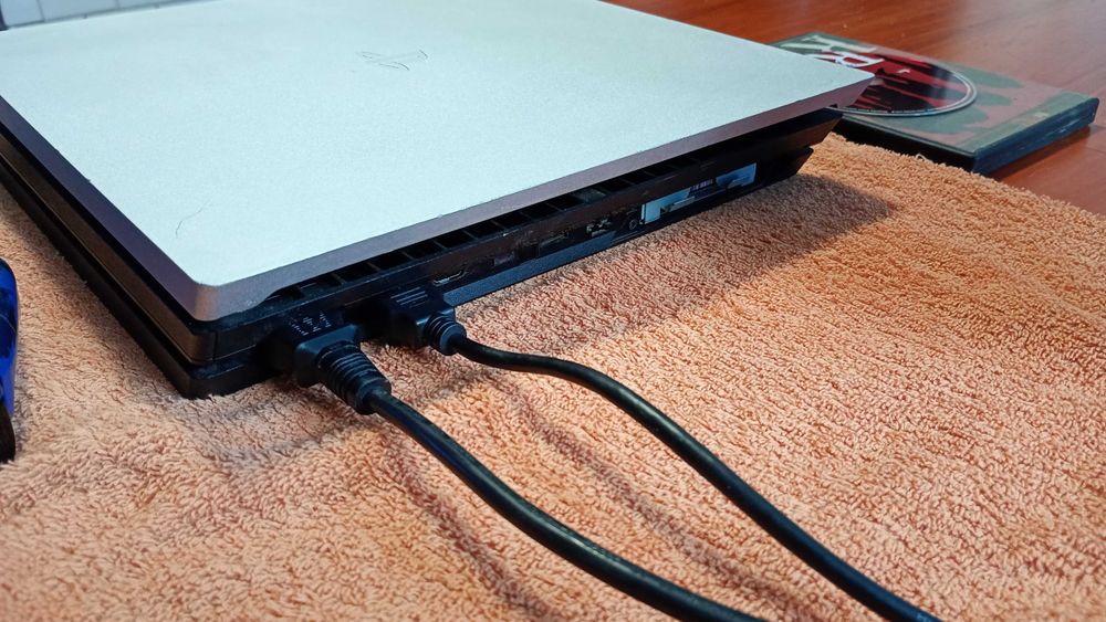 Konsola PS4 PRO 1TB , 2 pady , okablowanie