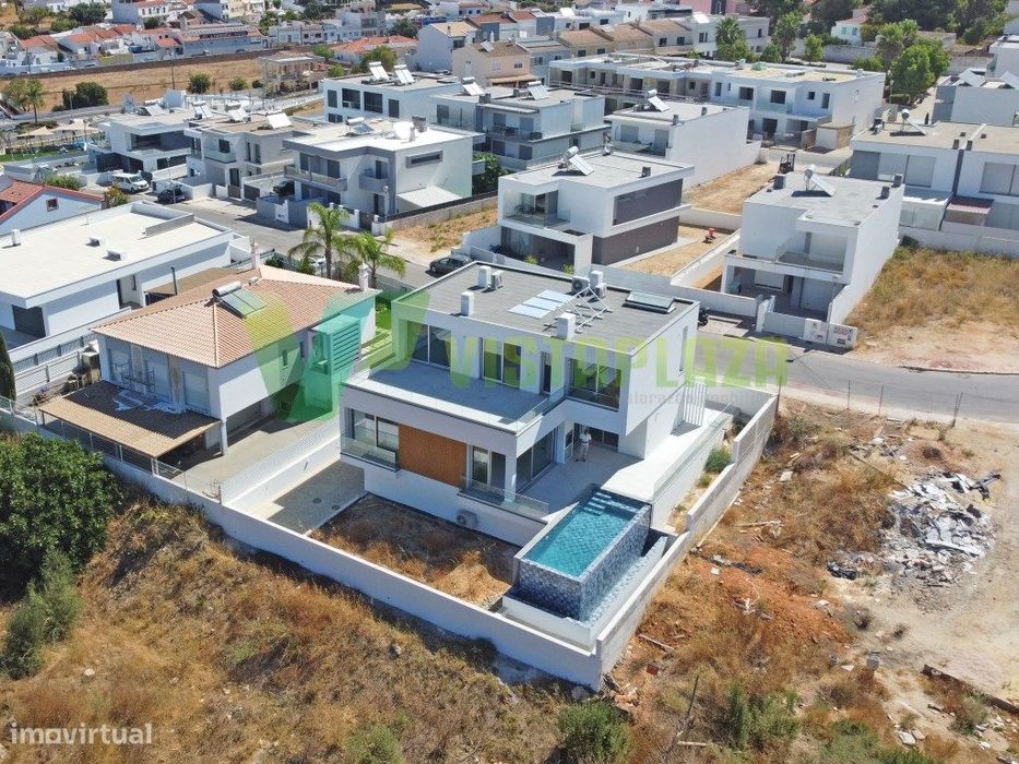 Moradia nova T3 + 1 em Estômbar, com piscina de água salgada, acaba...