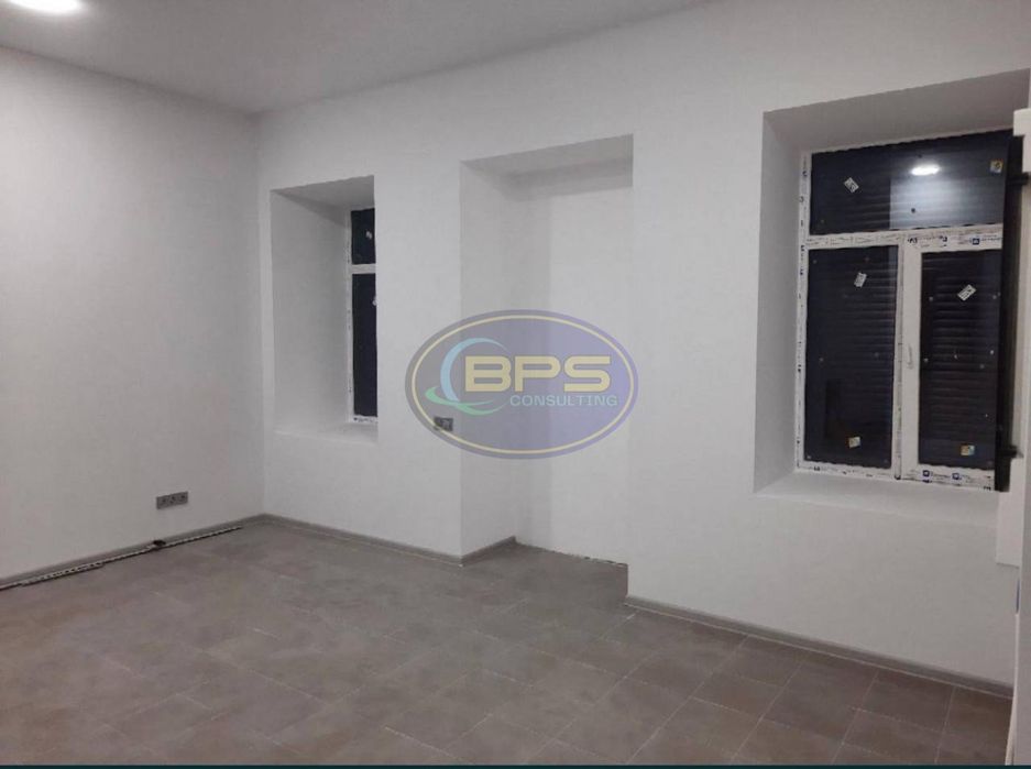 Фасадне приміщення 115 м² біля Старобазарного скверу