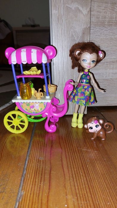 Lalka enchantimals małpka z wózkiem z owocami