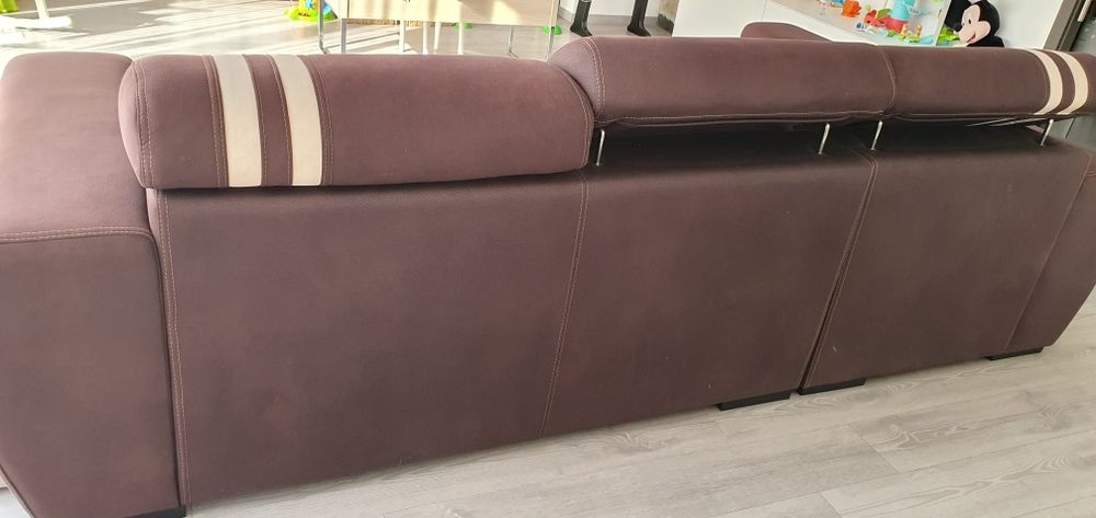 Sofá com chaise longue puffes e arrumação na chaise