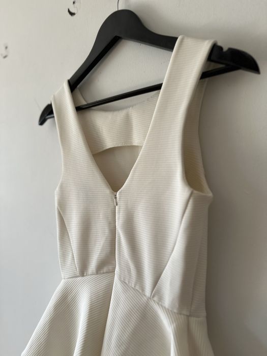 Elegancka biala sukienka, rozmiar S