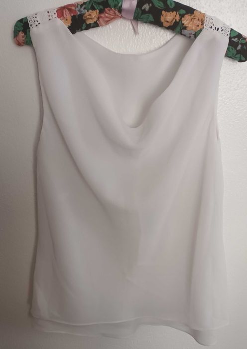 Blusa branca com aplicação nos ombros