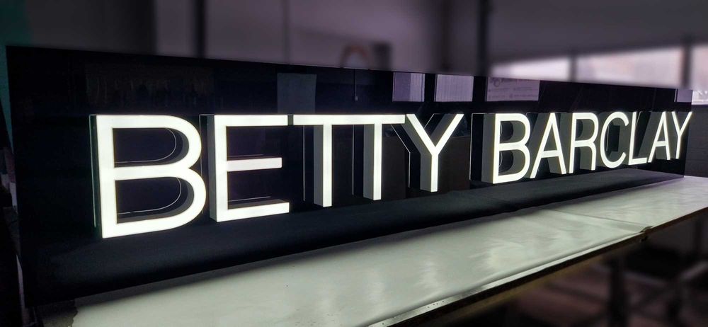 Litery świetlne | Kasetony świetlne | Szyldy | Oklejanie witryn