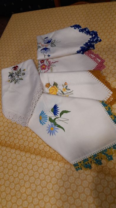 Panos de renda feita á mão.