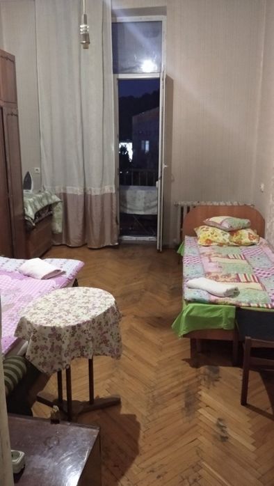 1 кім КВАРТИРА подобово 5 хв пішки до метро та вокзалу.  Балкон.