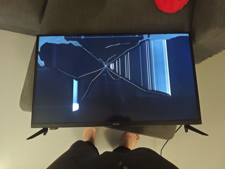 TV Full HD Haier ecrã partido