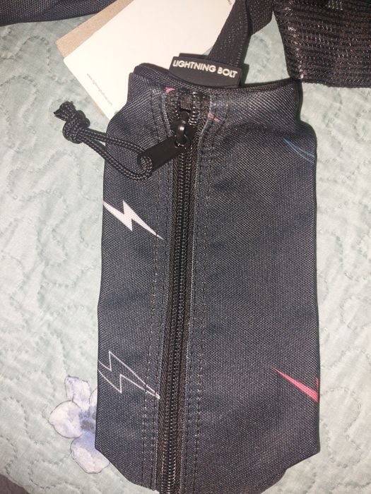 NOVA C/ ETIQUETA PACK Lightning Bolt Mochila + Estojo + Chapéu (A)