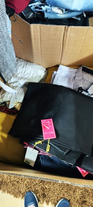 Lote de roupa NOVA , com etiqueta - Aproximadamente 1000 peças