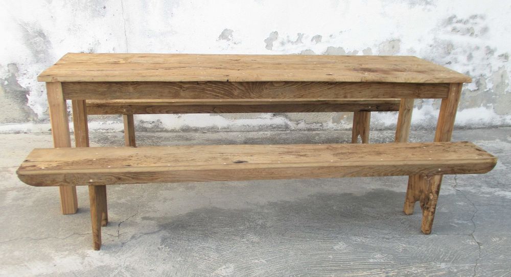 Mesa e par de bancos em castanho séc. XVIII