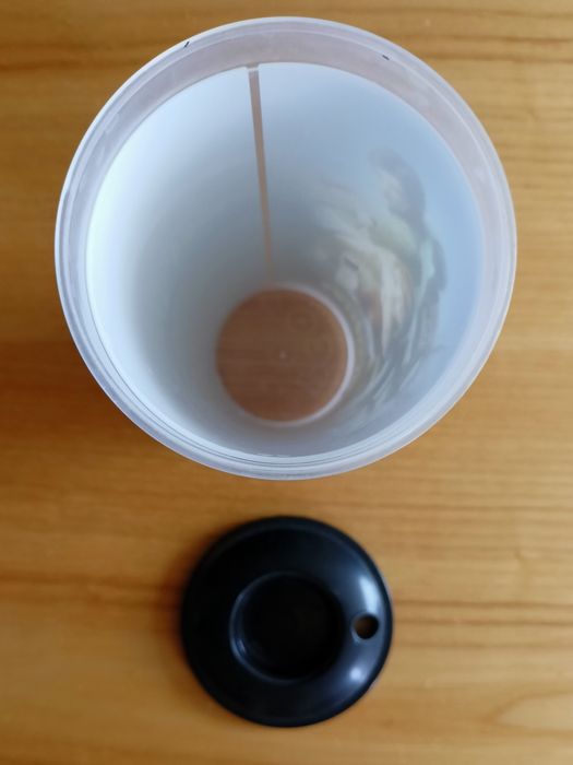 Plastikowy kubek z przykrywką