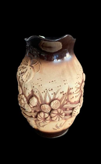 Глиняний глечик ручної роботи.