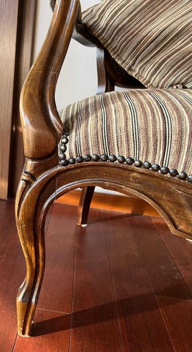 Antyk. Piękny rzeźbiony fotel ludwikowski. Starannie odrestaurowany.