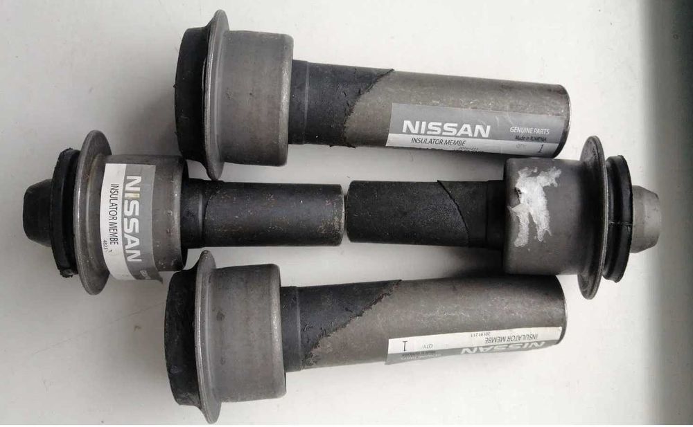 Сайлентблоки подрамника Nissan Leaf 2011-17 2018-23 X-Trail комплект