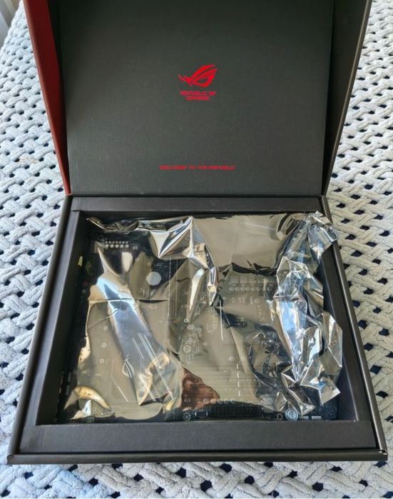 ASUS ROG Crosshair VII Hero + AMD Ryzen 5 5600X + 16gb Trident Z DDR4 36000
