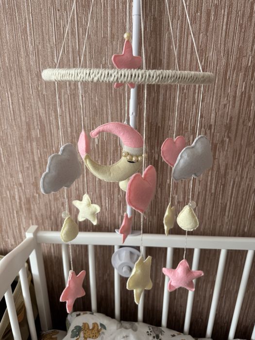Мобіль в дитяче ліжечко з фетру
