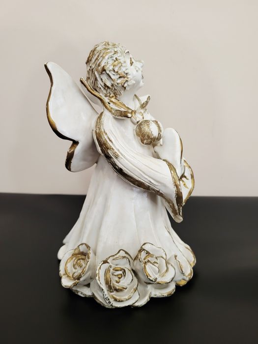 Duża figurka ceramiczna Anioł z różami złocony vintage retro 20,5 cm
