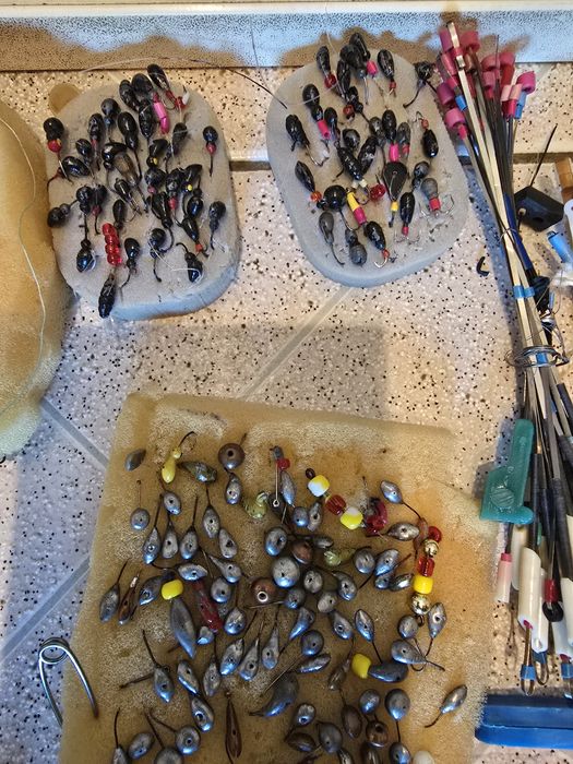 Спінінги, гачки...