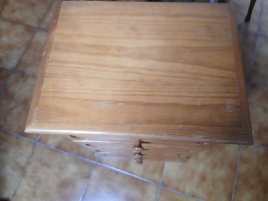 Cama de Madeira com Estrado + Mesinha de Cabeceira com 4 Gavetas