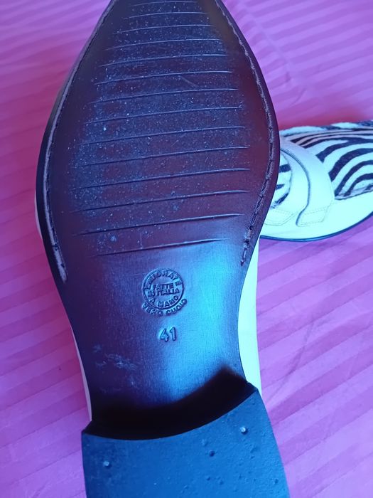 Sapatos italianos em pele, nr41, feitos à mão, made in Italy, usados uma única vez em produção de moda.