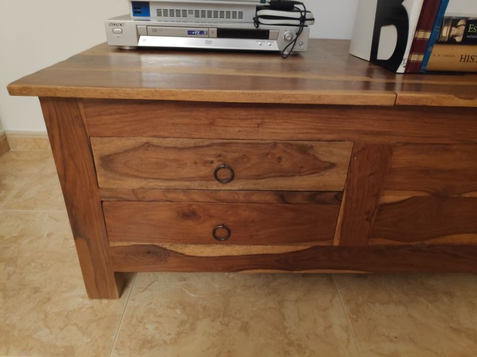 Mesa com gavetas e arca