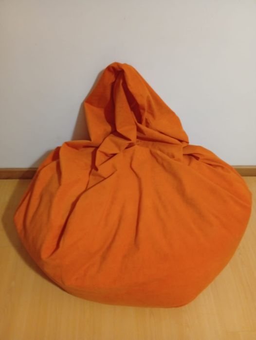 Pouf laranja em pêra