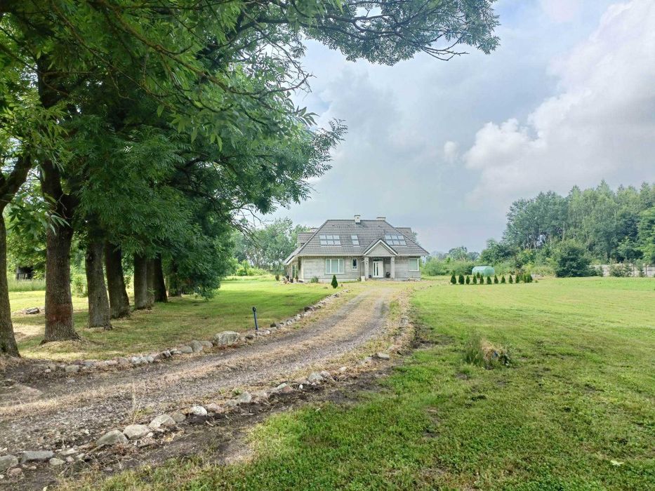 Piękny dom na dużej działce w centrum Polski.