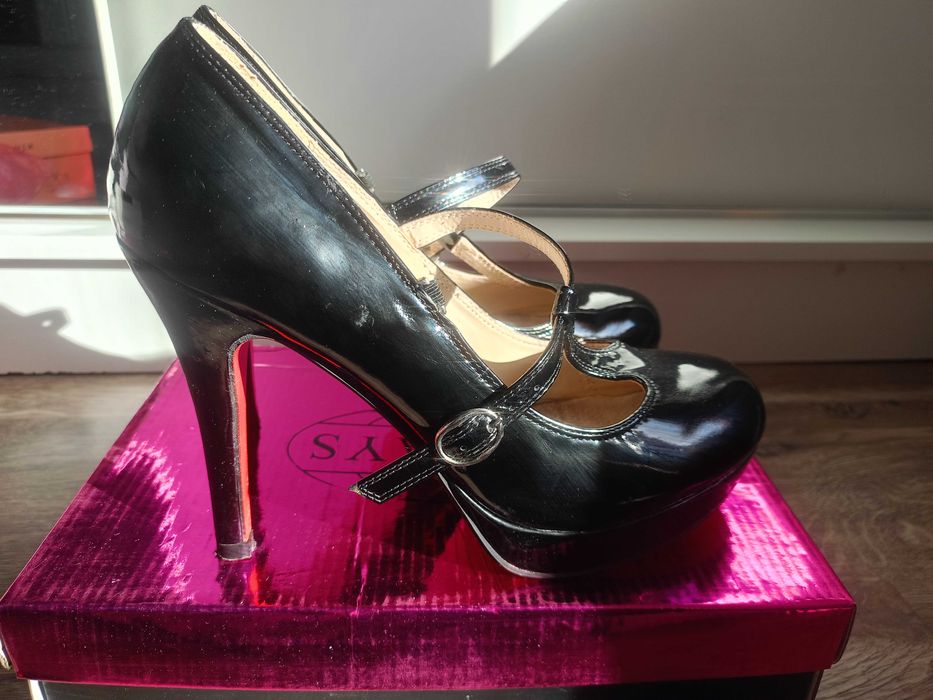 Czarne szpilki z czerwoną podeszwą