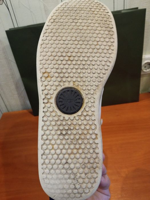 Продам мужские лёгкие кожаные кроссовки сникерсы UGG . Оригинал