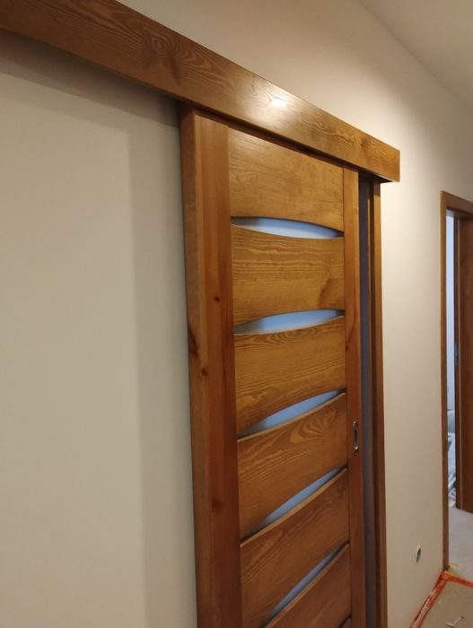 Drzwi przesuwne drewno.