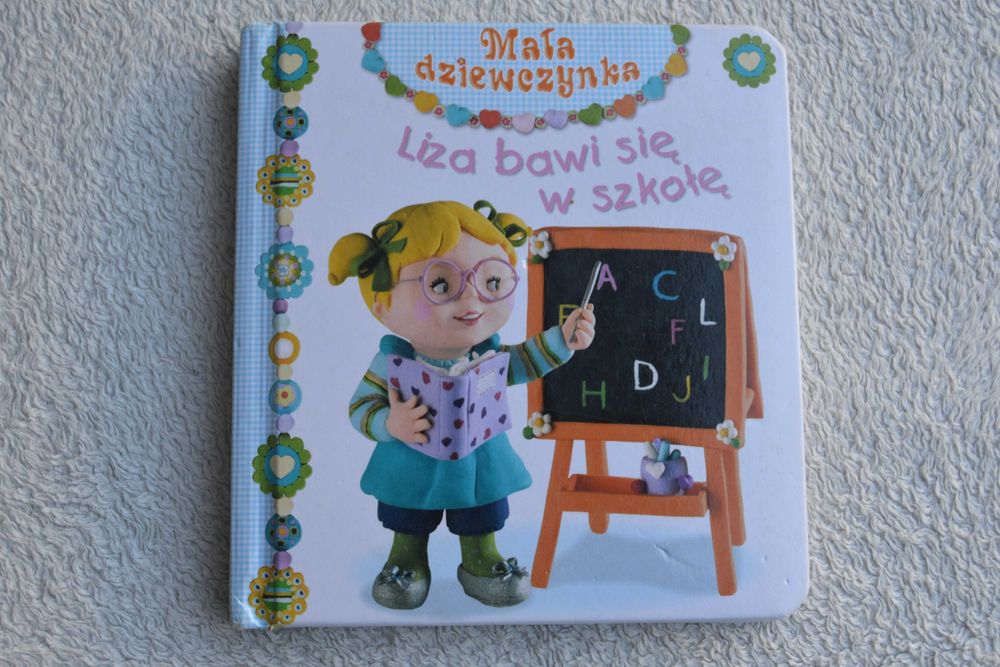 Mała dziewczynka Liza bawi się w szkołę Mekdjian, Beaumont