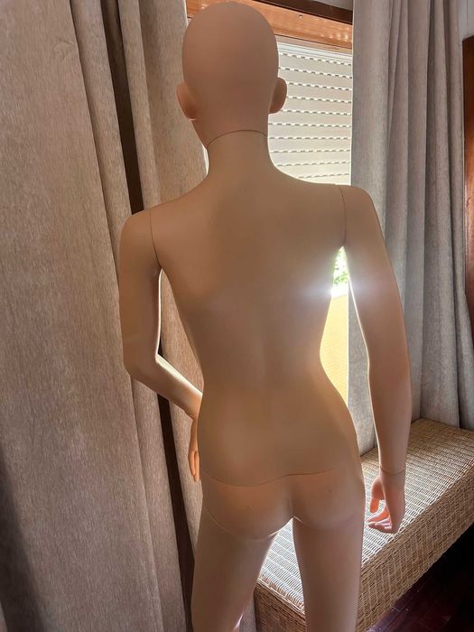 Manequim feminino de corpo inteiro em excelente estado.
