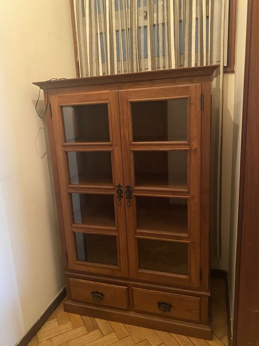 Vendo vitrine em madeira . Altura: 150cm ; comprimento 100 cm e largura 44 cm