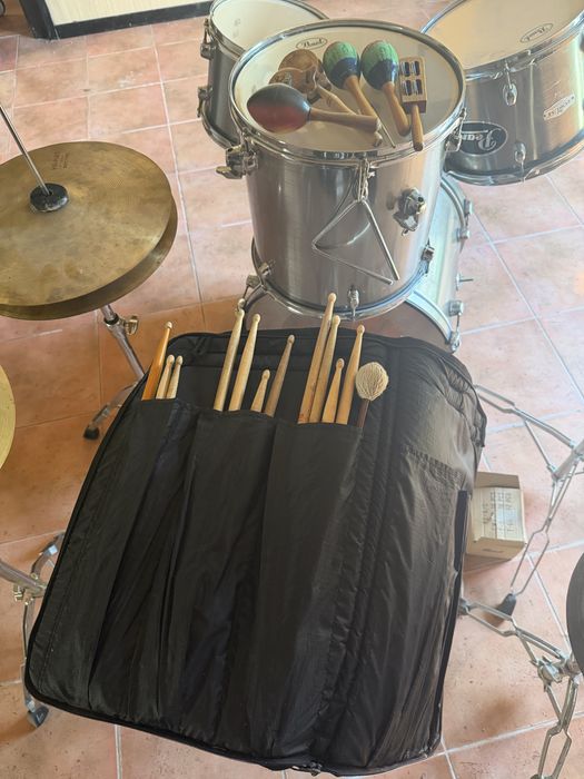 Bateria Acústica Pearl Forum Series 5 peças + Pratos CX-200 + Hardware