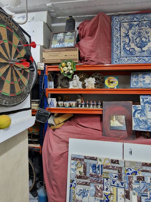 Varias peças em porcelana e biscuit