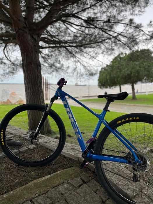 Trek Marlin 6 (Tamanho M/L) – Muito Estimada + Extras (Maxxis Hookworm)