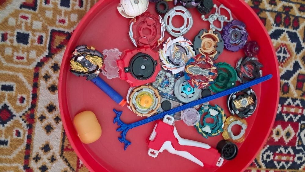 Іграшки різні. Бейблейди, бакуган. Beyblayde, Bakugan.