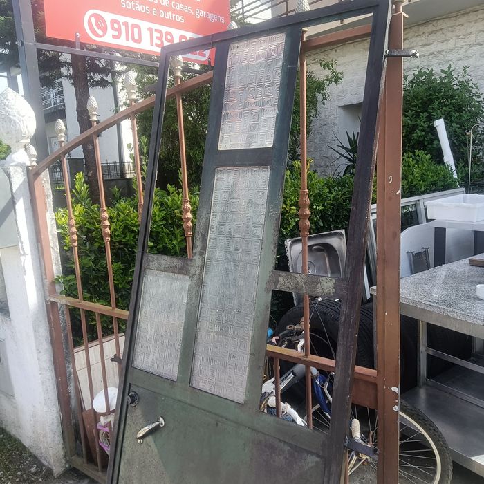 Porta em ferro com vidros