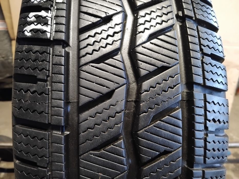Opona zimowa Hankook Winter Icept LV 225/70R15c