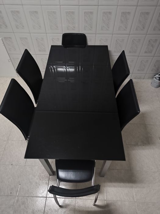 Conjunto de mesa de jantar extensível com 6 cadeiras, em preto.