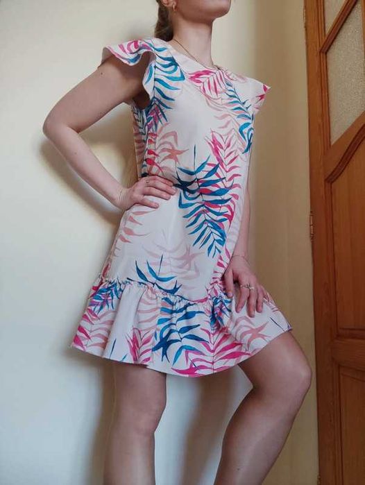 Sukienka trapezowa z falbankami biała palmy liście S 36 M 38