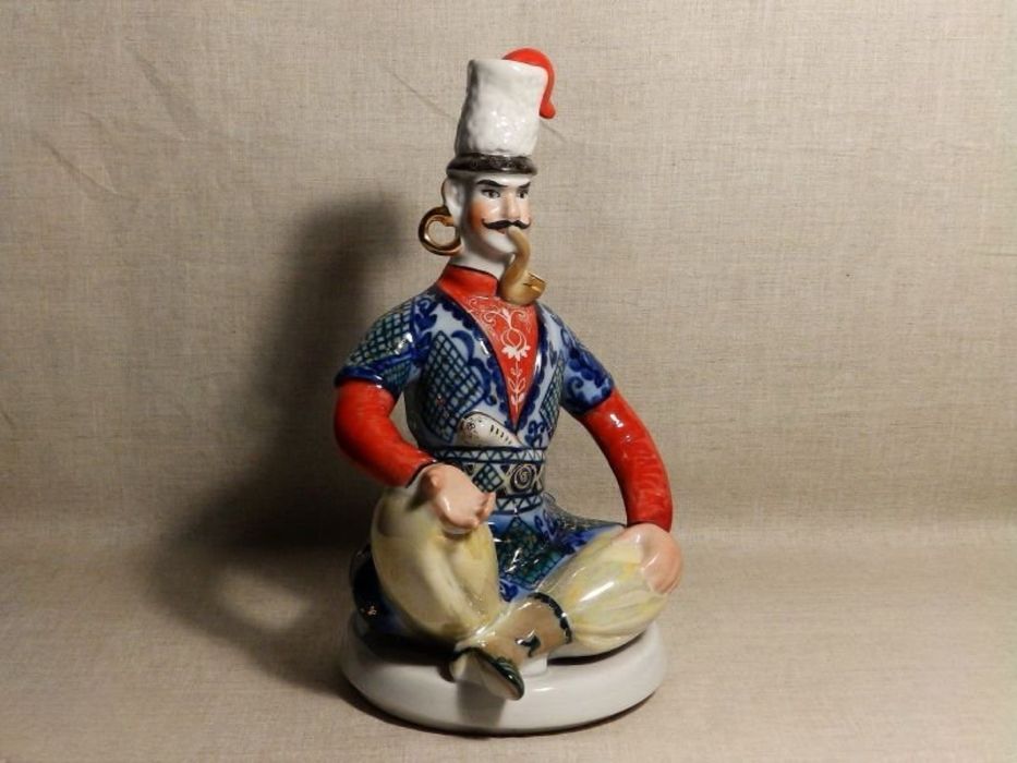 «КАЗАК МАМАЙ НА БОЧКЕ» Коростень авт. Трегубова скульптура фарфор СССР