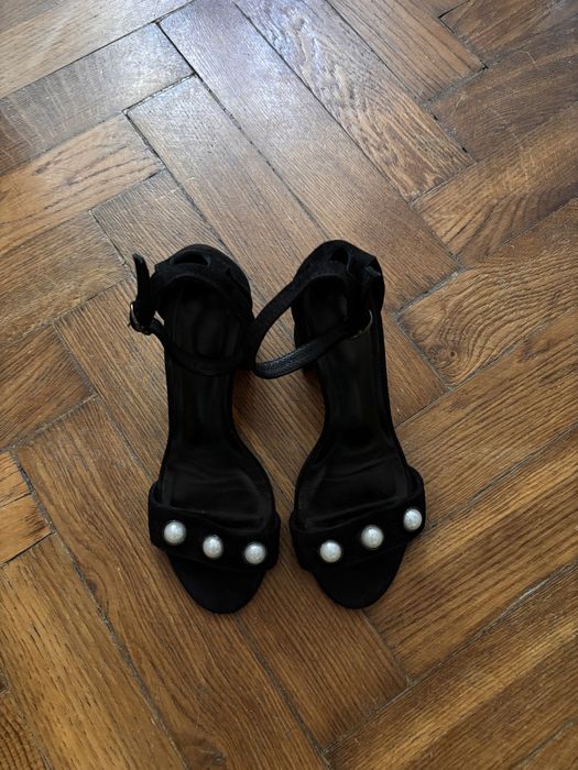 Замшеві чорні босоніжки на підборах