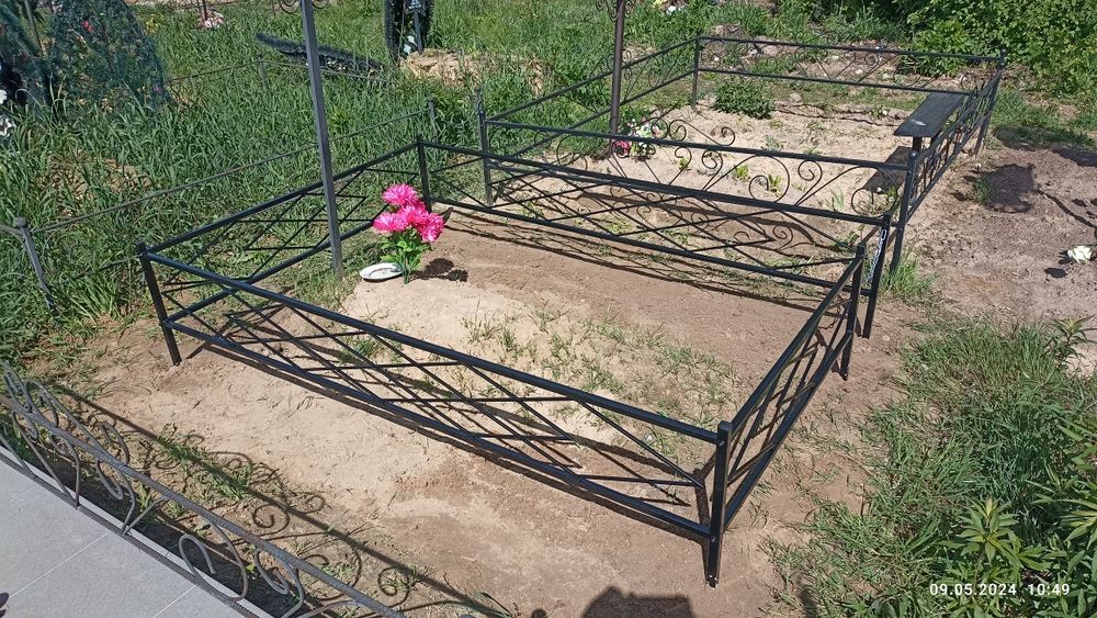 Огорожі на кладовище оградка