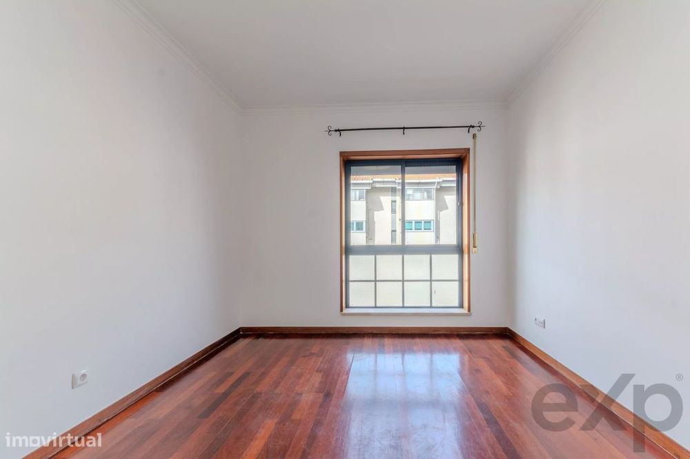 Apartamento T2  remodelado, varandas com vista desafogada, arqueamento